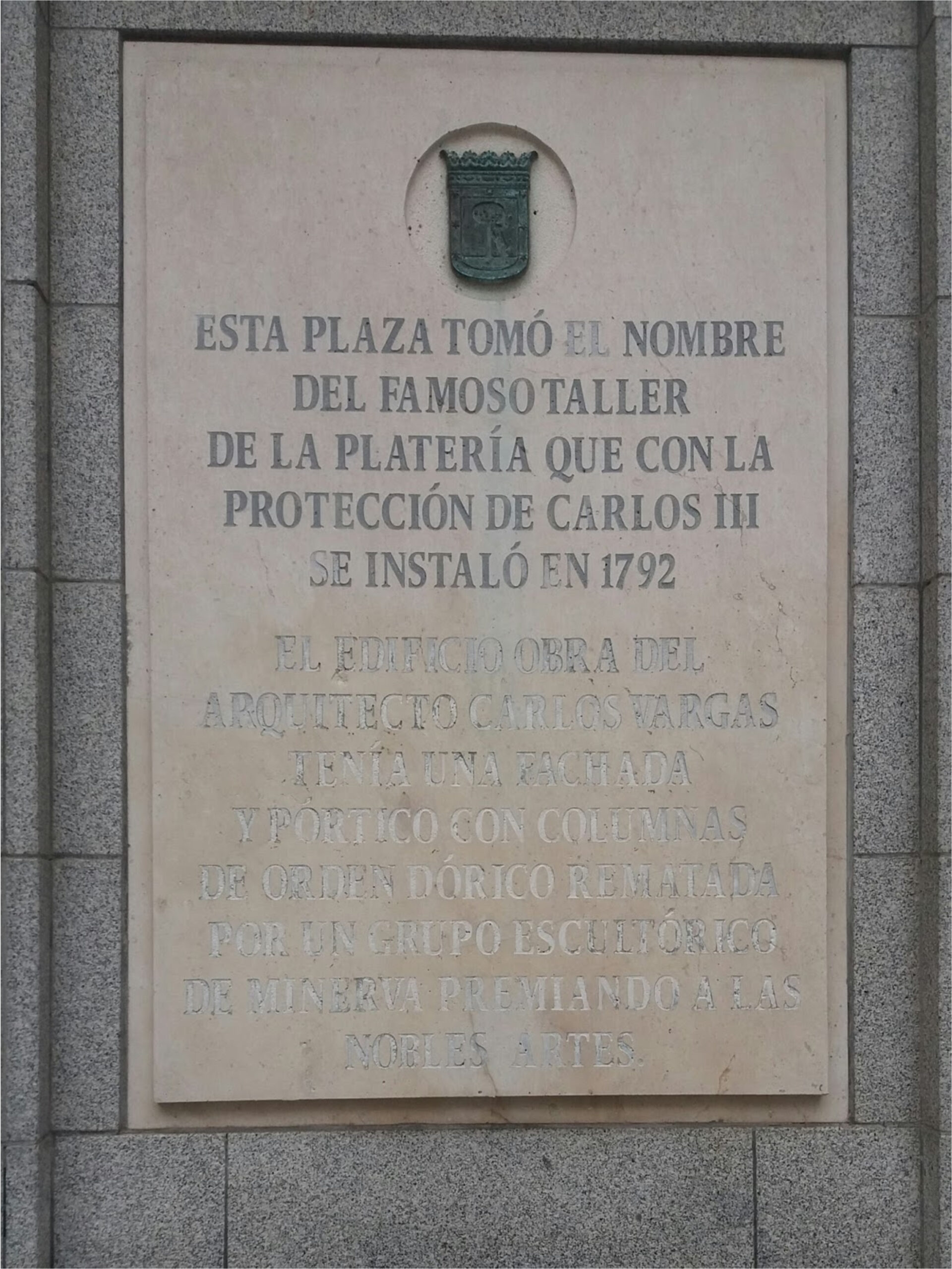 Placa de piedra caliza con inscripción grabada, Plaza de la Platería Madrid. Trabajo realizado por nuestros artesanos a finales de los años 90.