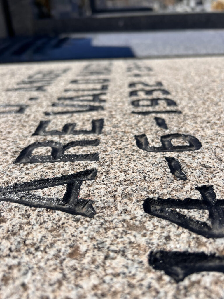 Letras grabadas en lápida de granito labrado